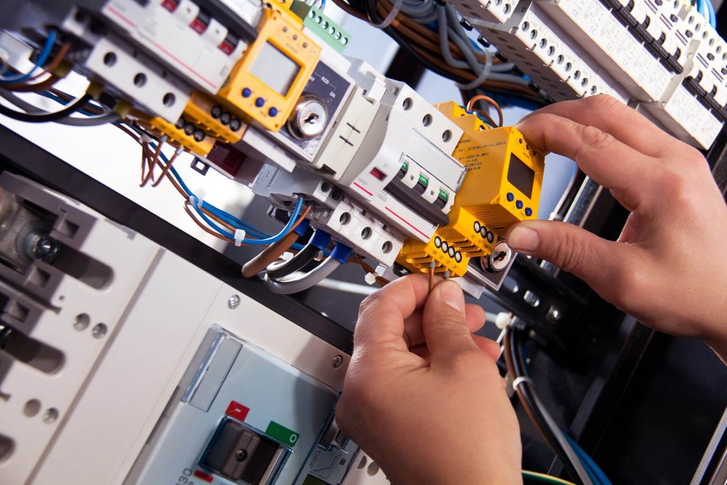 Diferencia entre una instalación eléctrica residencial y comerc